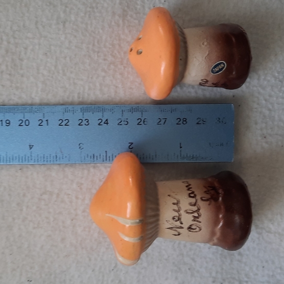 Mushroom salt & pepper shakers - Picture 4 of 4